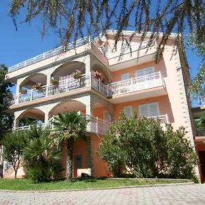 Apartment And, Njivice